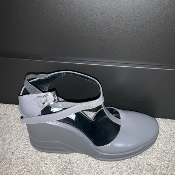 Prada - Picture 9 of 14